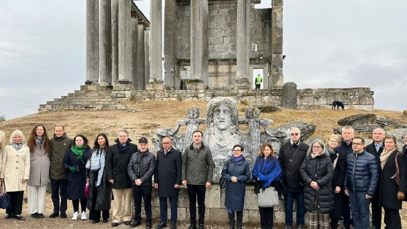 AB Türkiye Delegasyonu Başkanı ve Büyükelçiler Aizanoi Antik Kenti'ni Ziyaret Etti