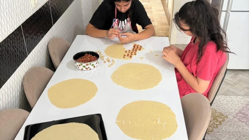 Aksaray'da Çocuklar Düzenlenen Atölyelerde Hem Üretiyor Hem Eğleniyor