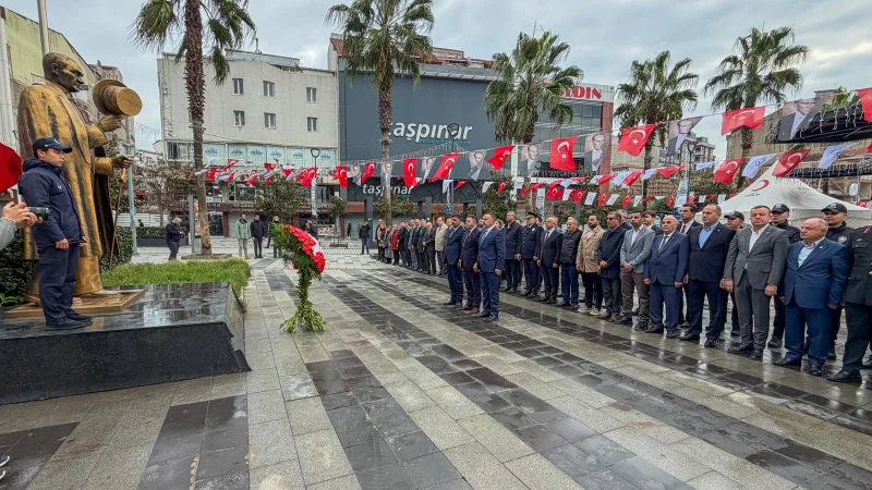 Arnavutköy'de 19 Ekim Muhtarlar Günü Dolaysıyla Çelenk Sunma Töreni Düzenlendi