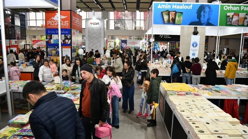 Balıkesir Kitap Fuarı'na Yoğun İlgi: İlk Üç Günde 40 Bin Ziyaretçi