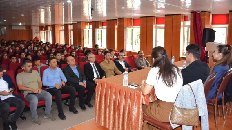 Batman'da Öğrencilere Erasmus+ ve Avrupa Gençlik Fırsatları Anlatıldı