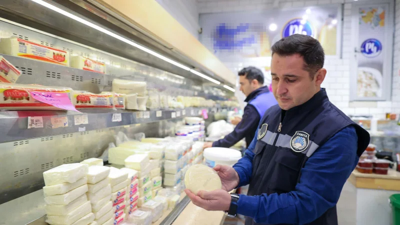 Buca'da Şarküteride Son Kullanma Tarihi Geçmiş 109 Kilo Gıdaya El Konuldu