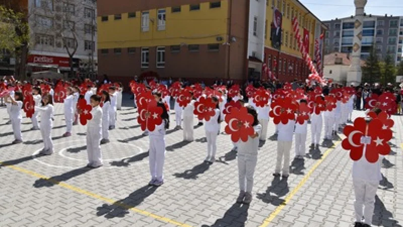Çumra'da 23 Nisan Coşkusu: Hürriyet İlkokulu'nda Program Düzenlendi