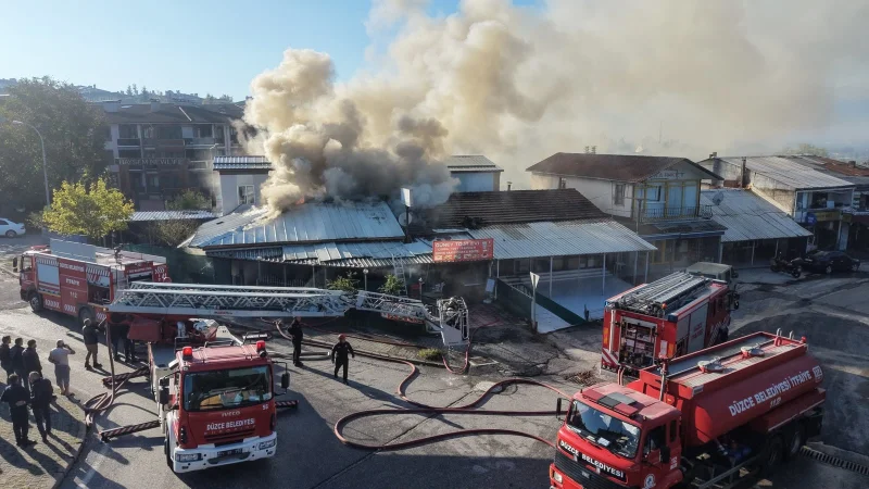 Düzce'de Çatı Yangını: İtfaiyenin Hızlı Müdahalesiyle Söndürüldü