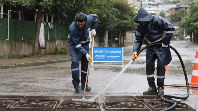 Gebze'de Sağanak Yağış Önlemi: Mazgallar Tazyikli Suyla Temizlendi