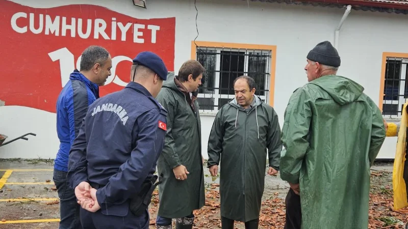 Karasu Kaymakamı Mehmet Uğur Arslan, Yağıştan Etkilenen Okulu İnceledi