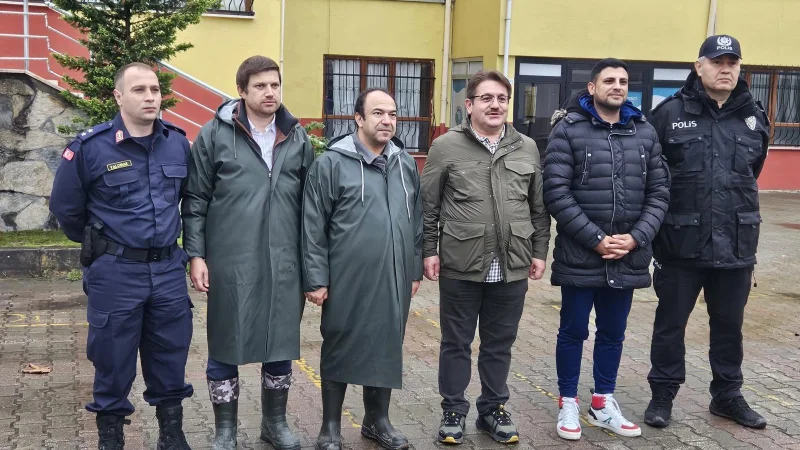 Karasu Kaymakamı Mehmet Uğur Arslan'dan Yağıştan Zarar Gören Okula Ziyaret