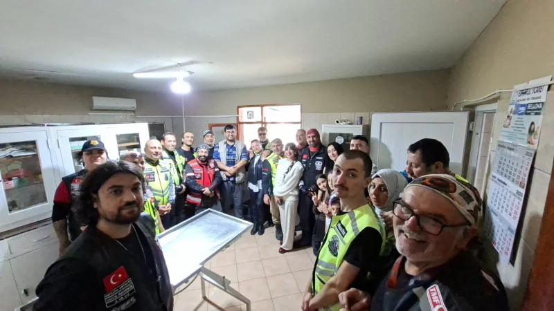 Kemer'de Motosiklet Tutkunlarından Sokak Hayvanlarına Mama Desteği