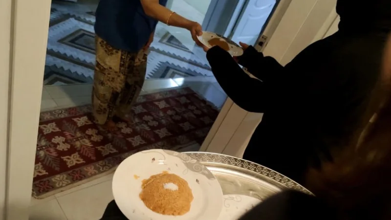 Kilis'te Çocuklardan Anlamlı Paylaşım: Kendi Yaptıkları Tatlıları Komşularına İkram Ettiler