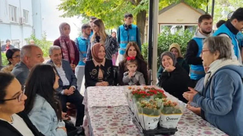 Manisa'da Huzurevi Sakinleri Çiçek Dikme Etkinliğinde Buluştu