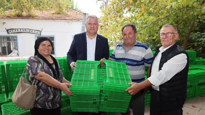 Urla'da Üreticilere 1200 Zeytin Kasası Desteği ve Eğitim