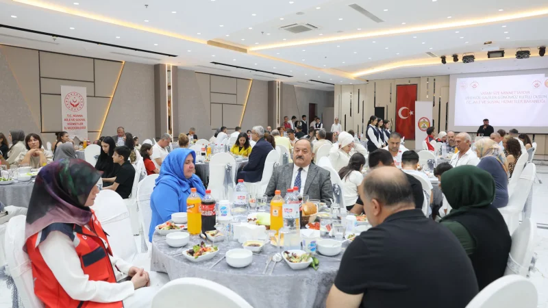 Adana'da 19 Eylül Gaziler Günü'ne Özel Vefa Yemeği Düzenlendi