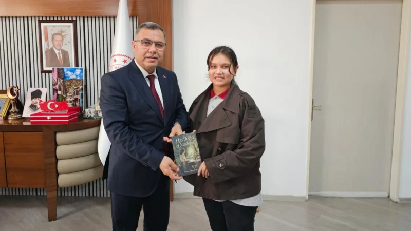 Afyonkarahisarlı Ortaokul Öğrencisi Ferahnaz Karapıçak İlk Kitabını Yazdı