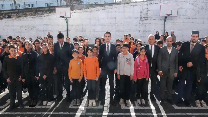 Aladağ Kaymakamı Sançar Batuhan Kurdu, Öğrencilerle Bayrak Törenine Katıldı