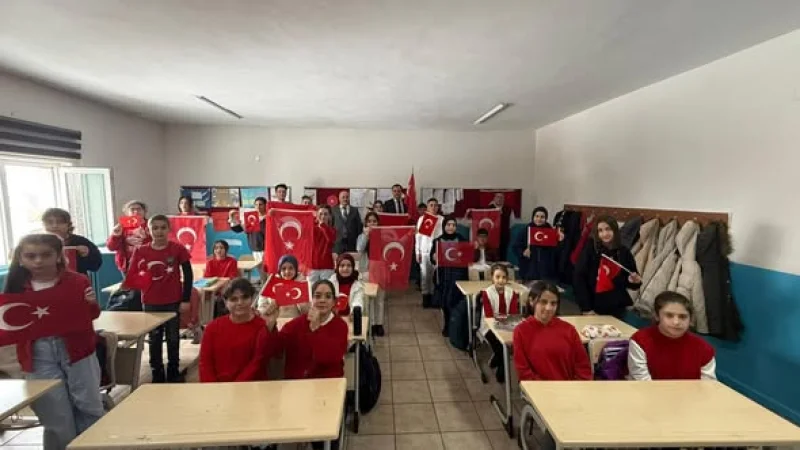 Aydıntepe'de Öğrenciler İkinci Döneme 'Bayrak Sevgisi' Temasıyla Başladı