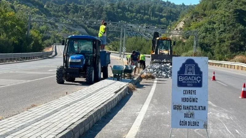 Balıkesir'de Çağış Mahallesi ile Bigadiç Arasında Refüj Çalışmaları Sürüyor