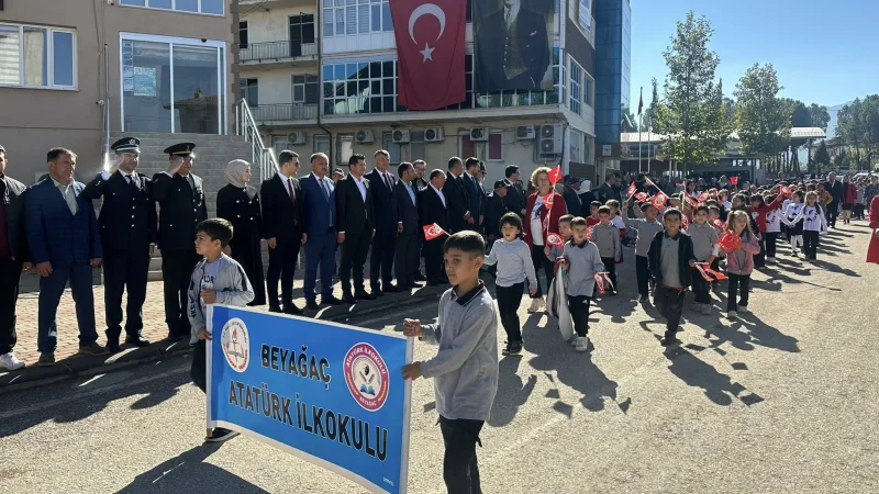Beyağaç'ta Öğrencilerden Cumhuriyet Coşkusu: Kortej Yürüyüşü Düzenlendi