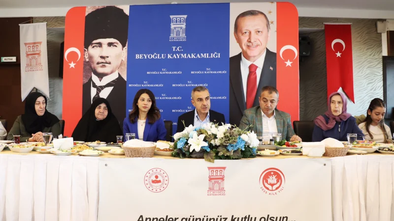 Beyoğlu'nda Şehit ve Gazi Anneleri Anneler Günü'nde Ağırlandı
