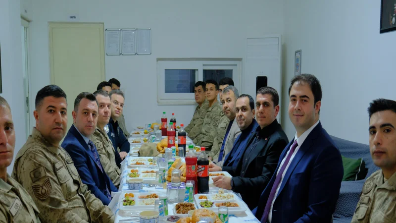 Birecik Kaymakamı Mustafa Gürbüz, Kural Jandarma Karakolu'nda Personelle İftar Yaptı