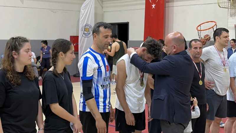 Bozcaada'da Atatürk Turnuvası Coşkusu: 200 Sporcu Ödüllerine Kavuştu