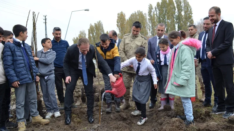 Bulanık Kaymakamı Koşansu'dan Karaağıl'da İnceleme ve Fidan Dikimi