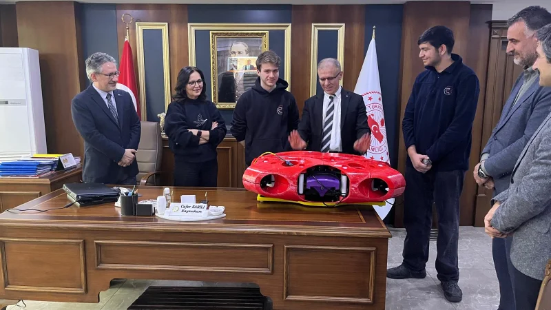 Cağaloğlu Anadolu Lisesi'nin Başarılı Sualtı Takımı CALROV, Fatih Kaymakamı Sarılı'yı Ziyaret Etti