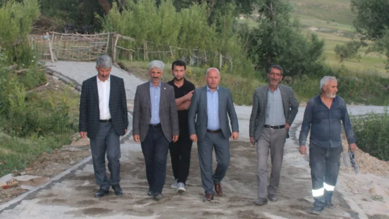 Erzurum Karaçoban'da Kuşluca Mahallesi'ne Parke Taşı Döşeniyor