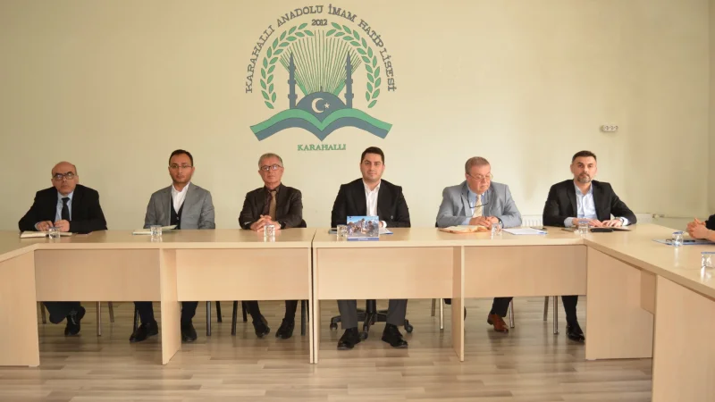 Karahallı'da Eğitim Değerlendirme Toplantısı Düzenlendi