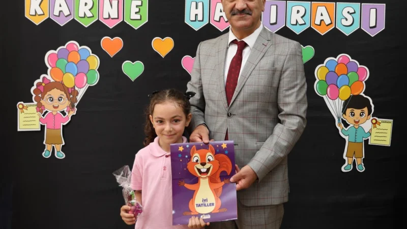 Kocaali'de Öğrencilerin Karne Sevinci Protokolle Paylaşıldı