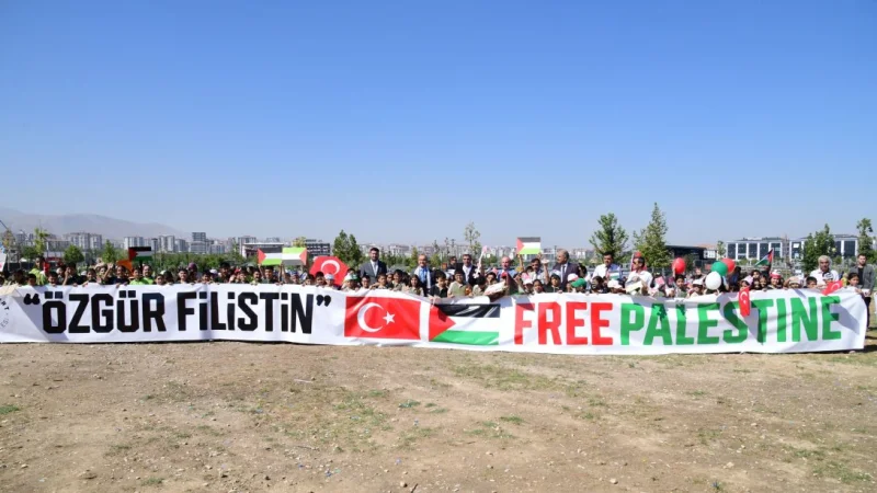 Malatya'da Çocuklar Barış İçin Gökyüzüne Uçurtma Bıraktı