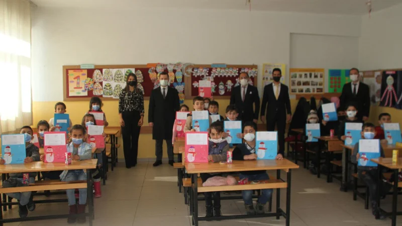 Malazgirt'te Öğrencilerin Karne Heyecanına Kaymakam Demirer Ortak Oldu