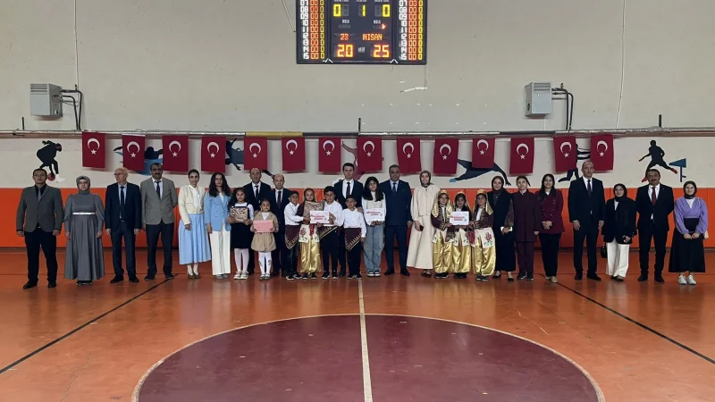Sivas Akıncılar'da 23 Nisan Coşkusu Kapalı Spor Salonu'nda Kutlandı