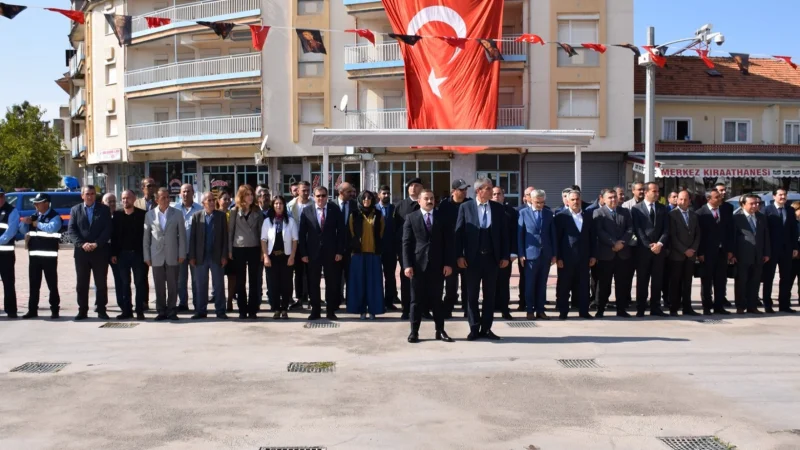 Sivaslı'da 28 Ekim'de Atatürk Anıtı'na Çelenk Sunuldu