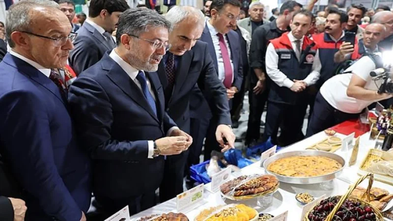 Tarım ve Orman Bakanı İbrahim Yumaklı, Malatya Kayısı Fuarı'nda İncelemelerde Bulundu