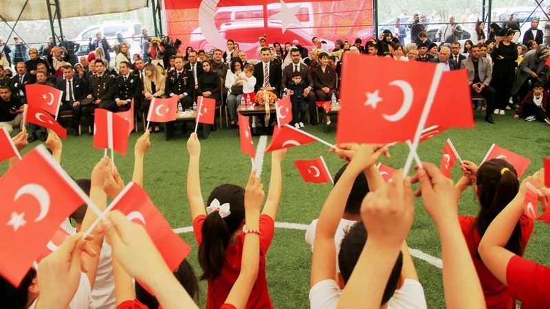 Tunceli Çemişgezek'te 23 Nisan Coşkusu: Çocukların Sevinci İlçe Sokaklarını Sardı