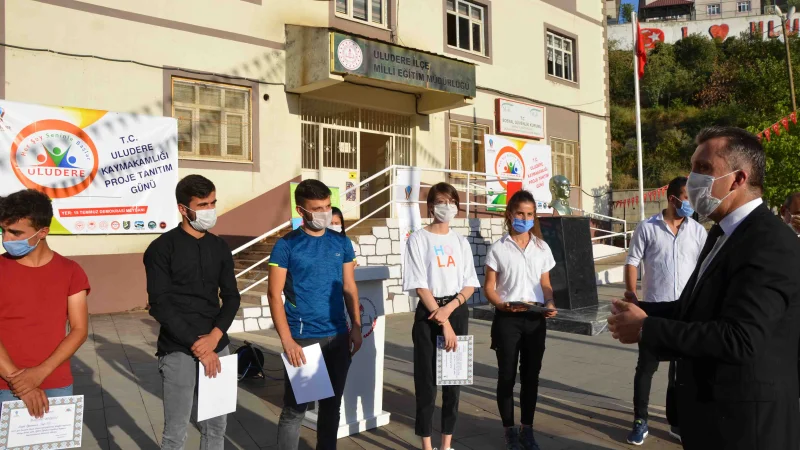 Uludere'de Eğitimde Rekor Başarı: Başarılı Öğrenciler Ödüllendirildi