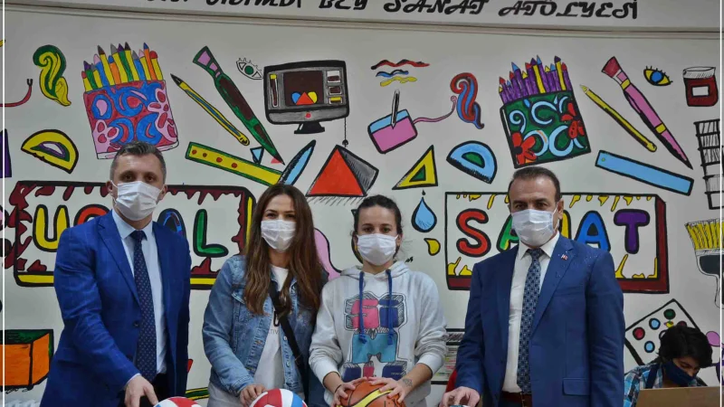 Uludere'de Öğrencilere Spor, Müzik ve Resim Malzemesi Desteği