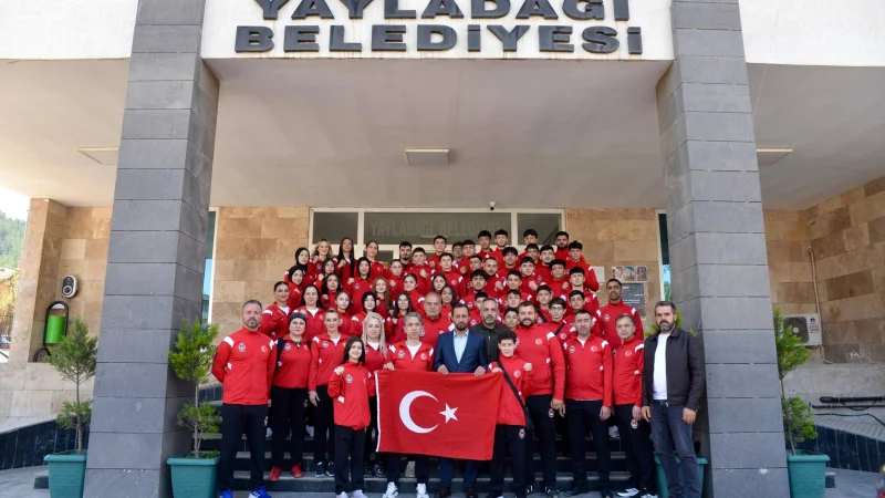 Yayladağı'nda Kamp Yapan Millî Karatecilerden Başkan Yalçın'a Ziyaret