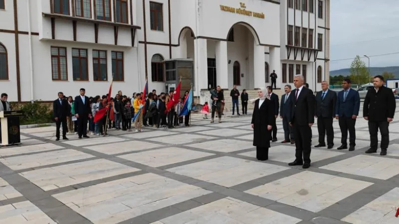 Yazıhan'da 23 Nisan Ulusal Egemenlik ve Çocuk Bayramı Çelenk Sunma Töreni Düzenlendi