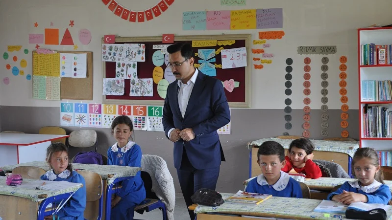 Akyaka Kaymakamı İsmail Demirtaş'tan Hacıpiri Köyü İlkokulu'na Ziyaret
