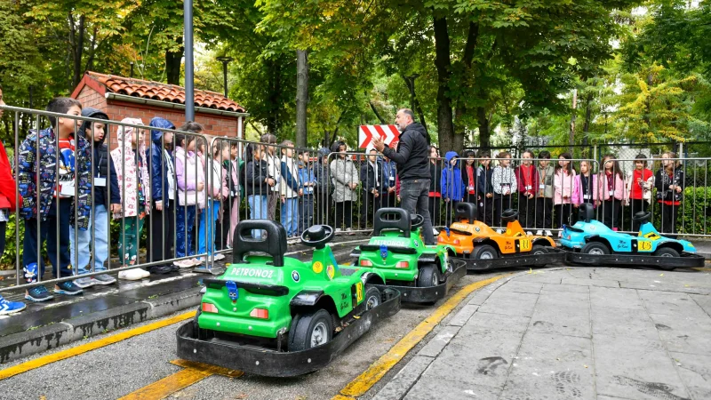 Ankara'da minik öğrencilere Kurtuluş Parkı'nda uygulamalı trafik eğitimi