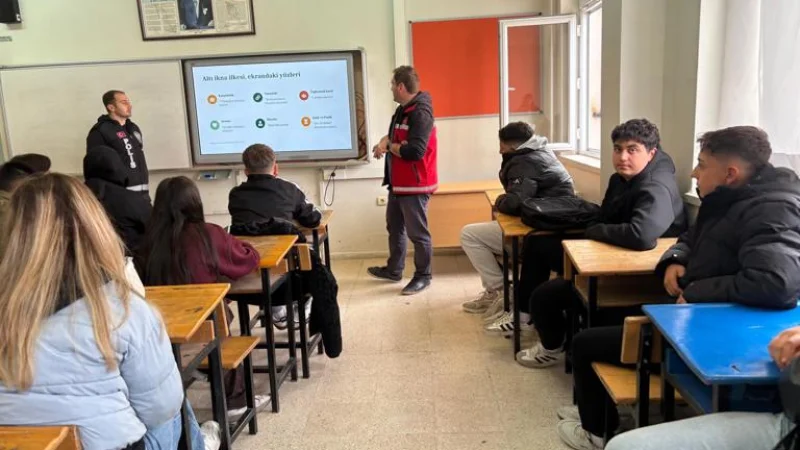 Babaeski'de Lise Öğrencilerine Dijital Okuryazarlık ve Güvenli İnternet Eğitimi