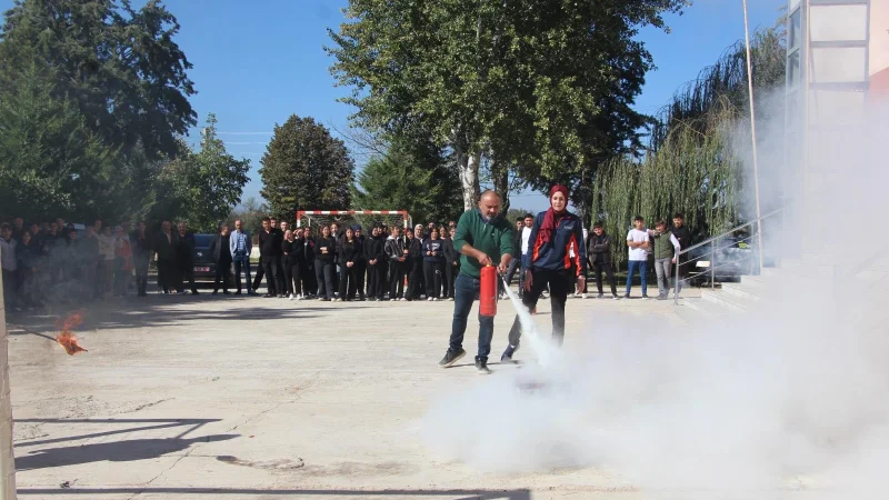 Başmakçı'da Öğrencilere Afet Bilinci Eğitimi ve Tatbikatı