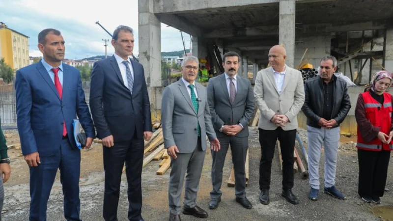 Bingöl'ün Genç İlçesinde Yapımı Süren Kapalı Spor Salonu İnşaatında İnceleme