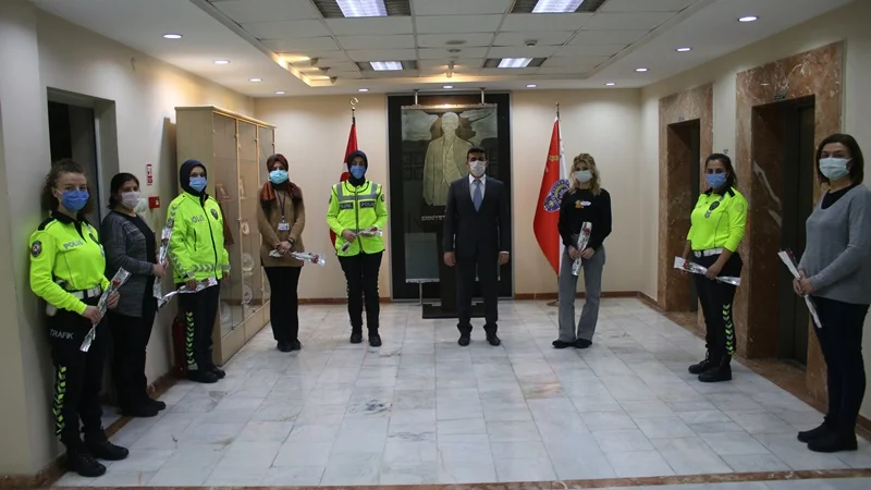 Bolu Emniyet Müdürlüğünden Kadınlar Gününde KADES Tanıtımı ve Karanfil