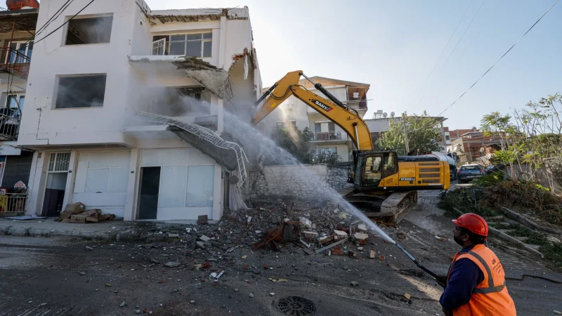 Buca Onat Tüneli Projesi'nde uzlaşı sağlanan riskli yapılar yıkılıyor