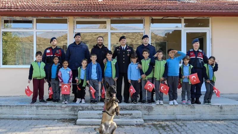 Çankırı'da Jandarmadan Minik Öğrencilere Anlamlı Ziyaret