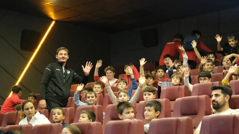 Çiftlikköy'ün Minik Futbolcuları Sinemada Buluştu