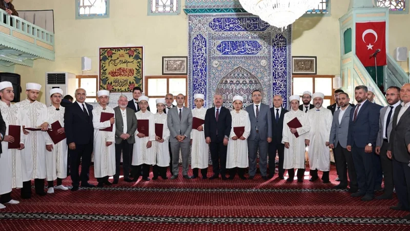Çorum İskilip'te Hafızlıklarını Tamamlayan 9 Öğrenciye Belgeleri Törenle Verildi