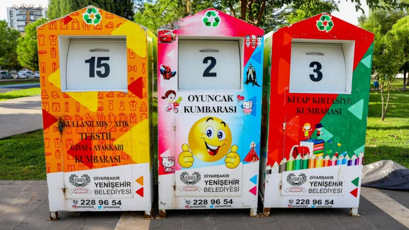 Diyarbakır Yenişehir'de Parklara Sosyal Kumbaralar Yerleştirildi